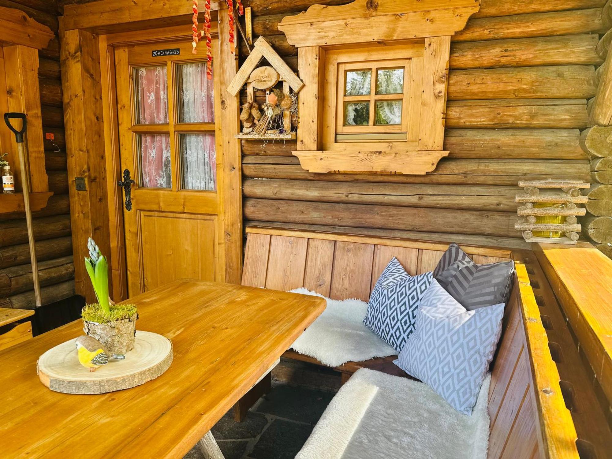 Almbruennerl Almhuette Auf Der Raffner Alm Ruhpolding