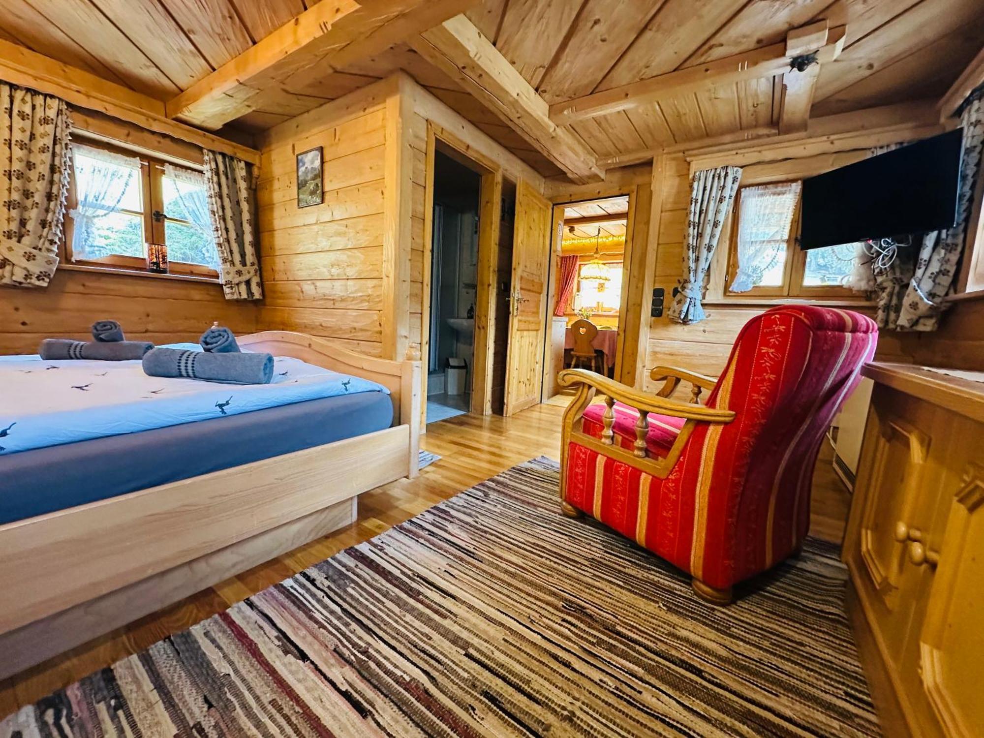 Almbruennerl Almhuette Auf Der Raffner Alm